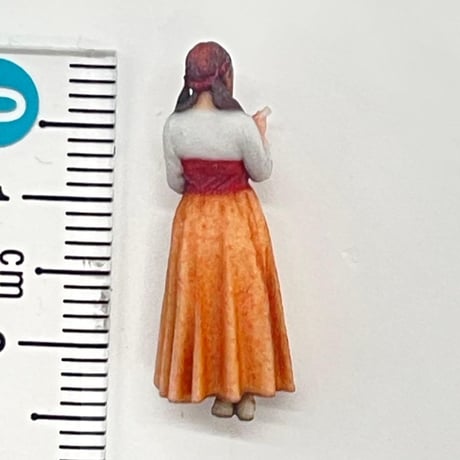 1/64 ロングスカート　女の子　フィギュア　ミニチュア　ジオラマ　ミニカーに