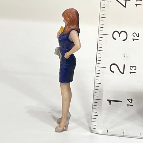 1/43 フィギュア　キャバ嬢　1/64より大　ミニカーに　ジオラマに　お姉さん
