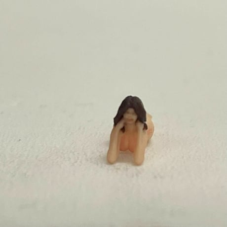 1/64 ビキニ寝そべり　フィギュア　完成品　ミニカーに　ジオラマに　ミニチュア