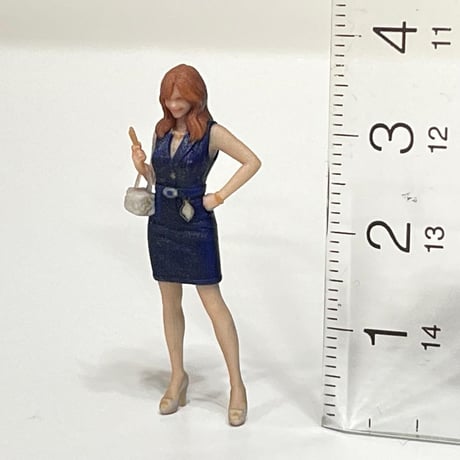 1/43 フィギュア　キャバ嬢　1/64より大　ミニカーに　ジオラマに　お姉さん