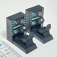 1/64 ミニチュア　ドライブゲーム機２個　ミニカーに　フィギュアに　トミカに