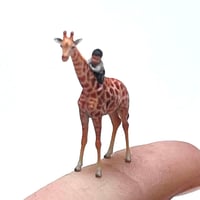 ミニチュア　キリンに乗った男の子　フィギュア　1/64より小　ジオラマに