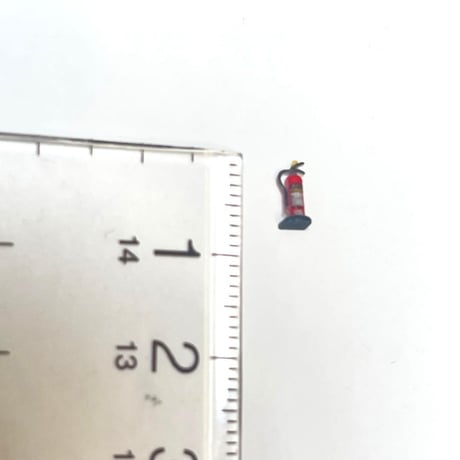 HOゲージ　1/80 消火器　台付　フィギュアに　1/64より小　ジオラマ　鉄道模型　ミニチュア