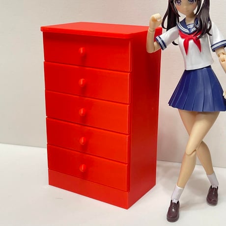 ミニチュア　タンス赤　家具　ドールハウスに　完成品　リーメントに　リカちゃんに