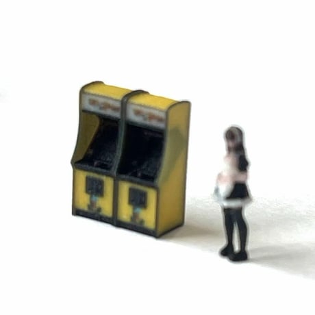 Nゲージ　1/150 ゲーム機二台　フィギュアに　1/64より小　鉄道模型