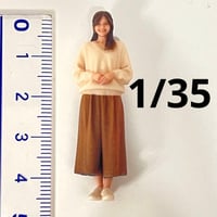 1/35 フィギュア　ミニチュアイメージお姉さん　1/64より大　ミニカーに リアルフィギュア　完成品　ミニカーに　ジオラマに