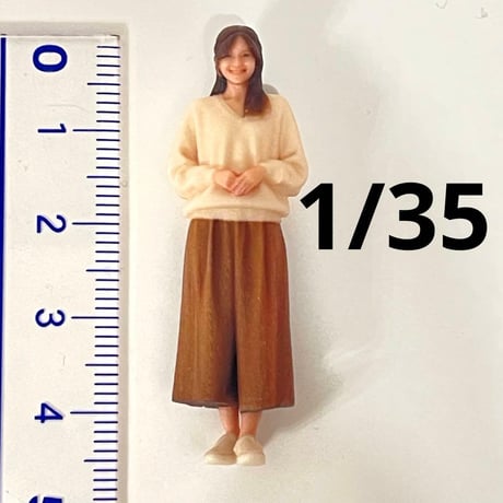1/35 フィギュア　ミニチュアイメージお姉さん　1/64より大　ミニカーに リアルフィギュア　完成品　ミニカーに　ジオラマに