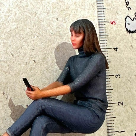 完成品　1/24 フィギュア　スマホ女性　ミニカーに　リアルフィギュア　ジオラマに