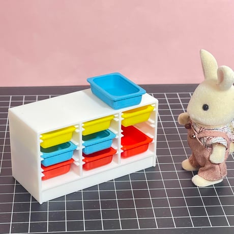 ミニチュア　キッズ棚　ドールハウスに　シルバニアに　完成品　リーメントに