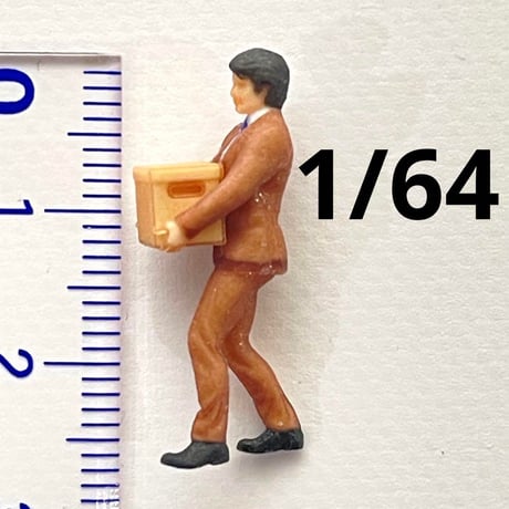 1/64 フィギュア　荷物を運ぶ男性　完成品　ミニカーに　ジオラマに　3D