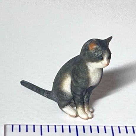 1/24 猫　鯖白　ネコ　ミニチュア　フィギュア　ジオラマに　1/64より大