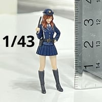 1/43 警官　婦警　フィギュア　1/64よりおおきい　ミニカーに　ジオラマ