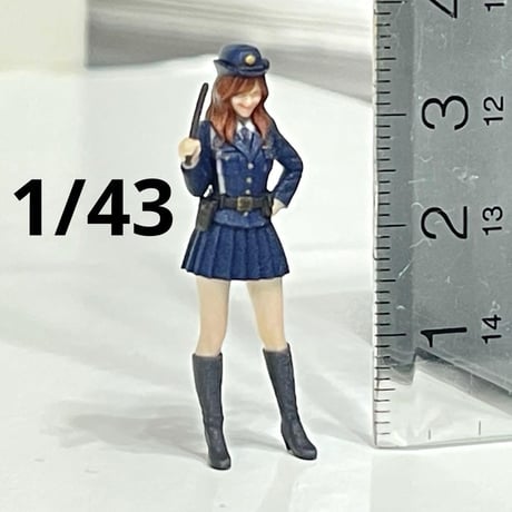 1/43 警官　婦警　フィギュア　1/64よりおおきい　ミニカーに　ジオラマ