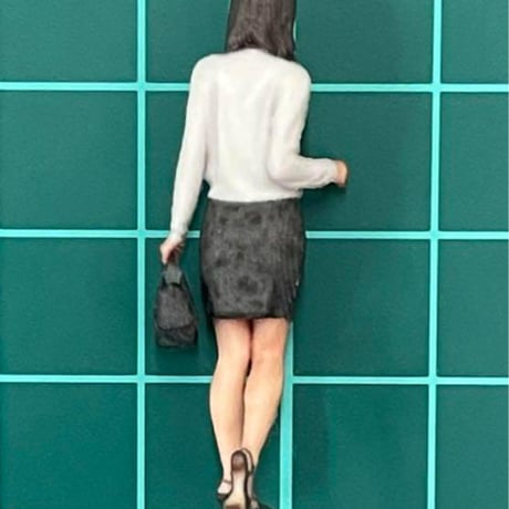 1/43 フィギュア　女性　完成品　リアルフィギュア　ミニチュア　ミニチュアイメージ　ミニカーに　ジオラマに　住宅模型に