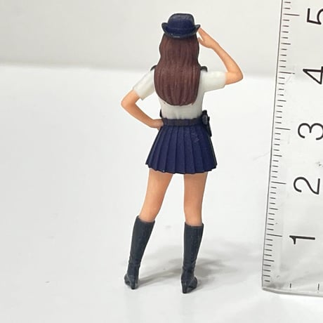 1/32 警官　婦警　フィギュア　半袖　敬礼　ミニカー　ジオラマ　1/64より大