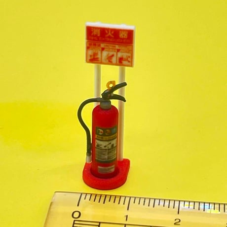 1/24 消火器とスタンド　ミニチュア　フィギュアに　1/64より大　ミニカーに