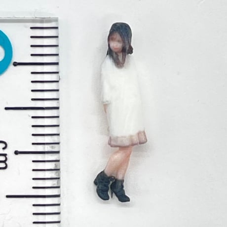 HOゲージ　白コートの女の子　フィギュア　ミニチュア　1/64より小　ジオラマ