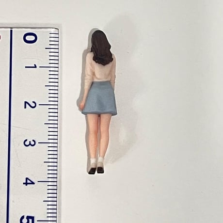 1/43 可愛いお姉さん　フィギュア　ミニカーに　1/64より大　ジオラマ