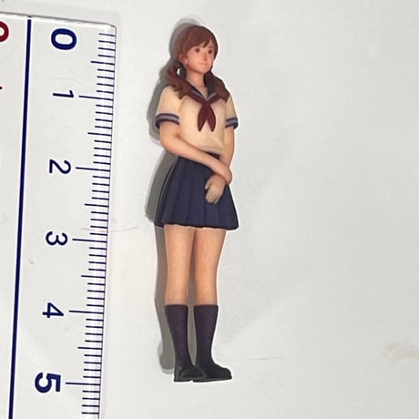 1/32 フィギュア　セーラー服　おさげ　ミニカー　ジオラマ　1/64より大