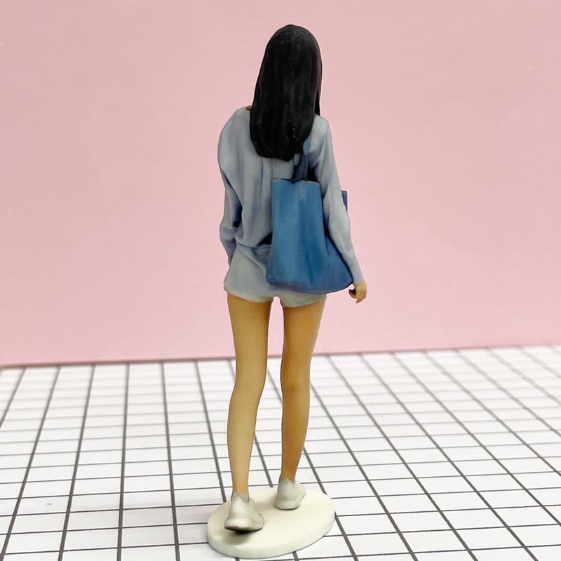 リアル女性フィギュア　　1/18 リアル肌感　ヨガ少女　塗装済み 卓上ミニチェア 1/18 Jess walks台付 フィギュア リアルフィギュア リアルフィギュア