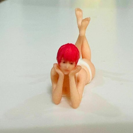1/35 オーシャンコスモス　寝そべり　フィギュア　1/64より大　ミニカーに