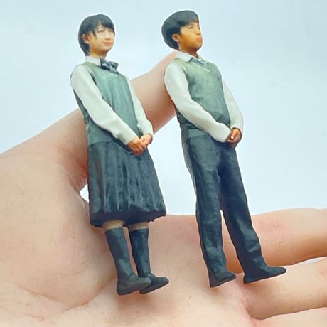 1/24 高校生男女　フィギュア二体　完成品　リアルフィギュア　ドールハウスに　ミニカーに　ジオラマに