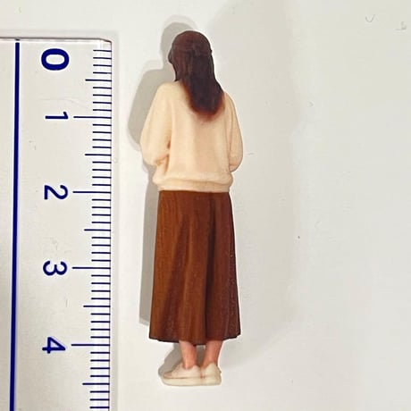 1/35 フィギュア　ミニチュアイメージお姉さん　1/64より大　ミニカーに リアルフィギュア　完成品　ミニカーに　ジオラマに