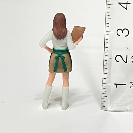 1/43 カフェ店員S フィギュア　1/64より大　ミニカー　ジオラマ　トミカに　スタバ風　スターバックス風　ミニチュア　リアルフィギュア　ミニチュアイメージ