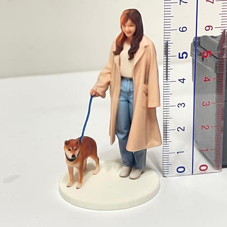 1/24 犬とお姉さん　フィギュア　ミニカーに　1/64より大　ミニチュア