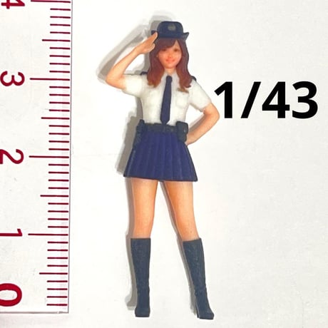 1/43 フィギュア　警官　敬礼　半袖　ミニカー　ジオラマに　1/64より大