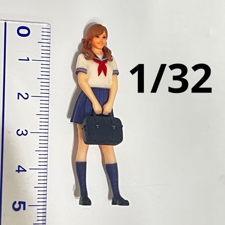 1/32 フィギュア　JK セーラー服　おさげ　カバン　ミニカー　1/64より大