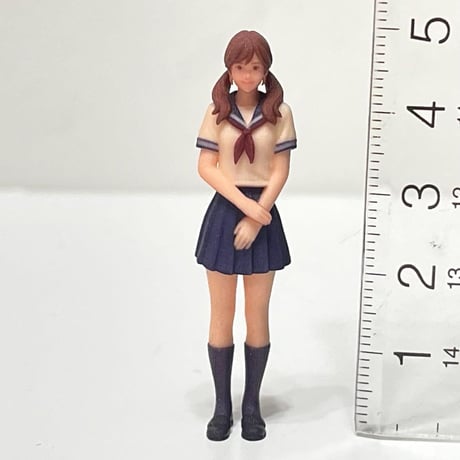 1/32 フィギュア　セーラー服　おさげ　ミニカー　ジオラマ　1/64より大