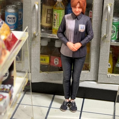 1/18 コンビニ店員L フィギュア　ドールハウスに　完成品　リアルフィギュア　ミニカーに　ジオラマに　ミニチュアイメージ　３D