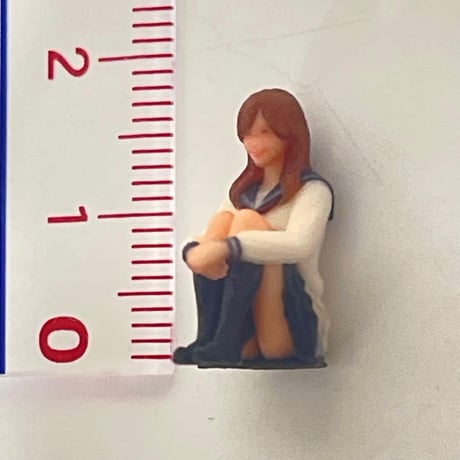 1/43 フィギュア2体　JK 体育座り　足伸ばし　1/64より大　ミニカーに