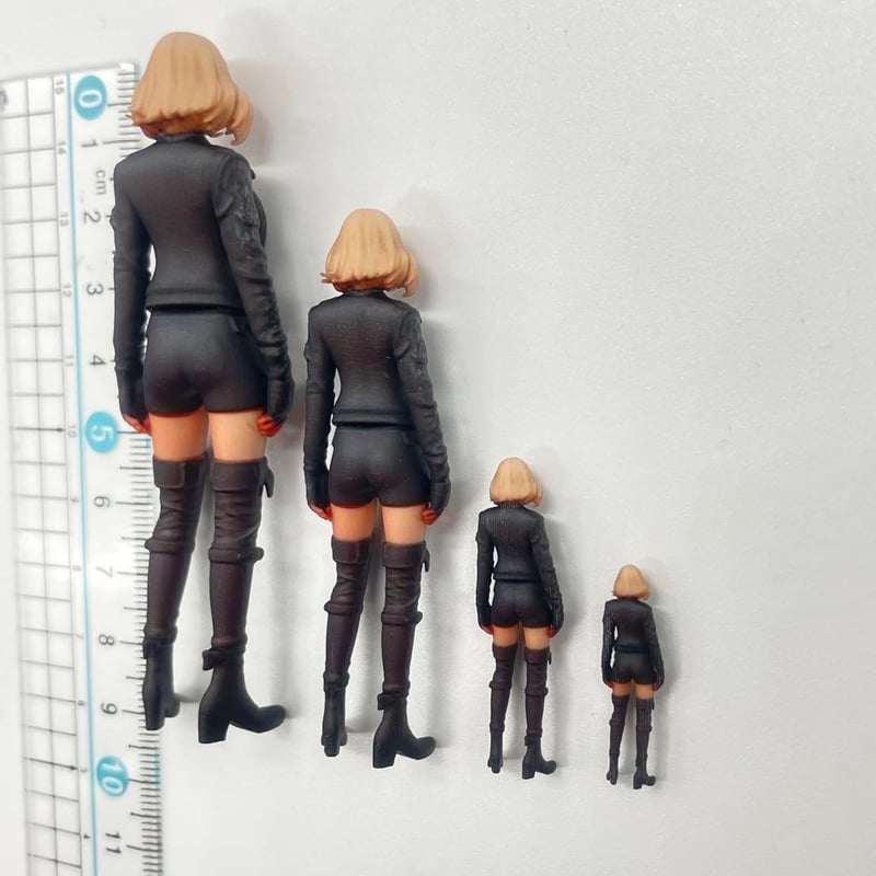 1/18 R2 フィギュア　完成品　ミニカーに　1/64より大　ドールハウスに 1/24 フィギュア 完成品 ミニカーに 1/64より大 ドールハウスに