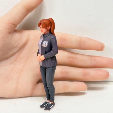 1/18 コンビニ店員L フィギュア　ドールハウスに　完成品　リアルフィギュア　ミニカーに　ジオラマに　ミニチュアイメージ　３D