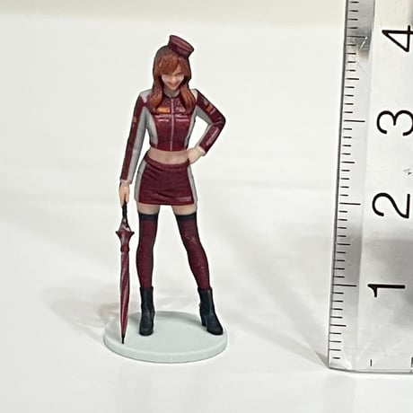 1/43 フィギュア　レースクイーン　赤　傘　ミニカーに　1/64より大
