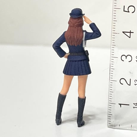 1/32 フィギュア　警官　敬礼　婦警　ミニカー　ジオラマ　1/64より大　3D