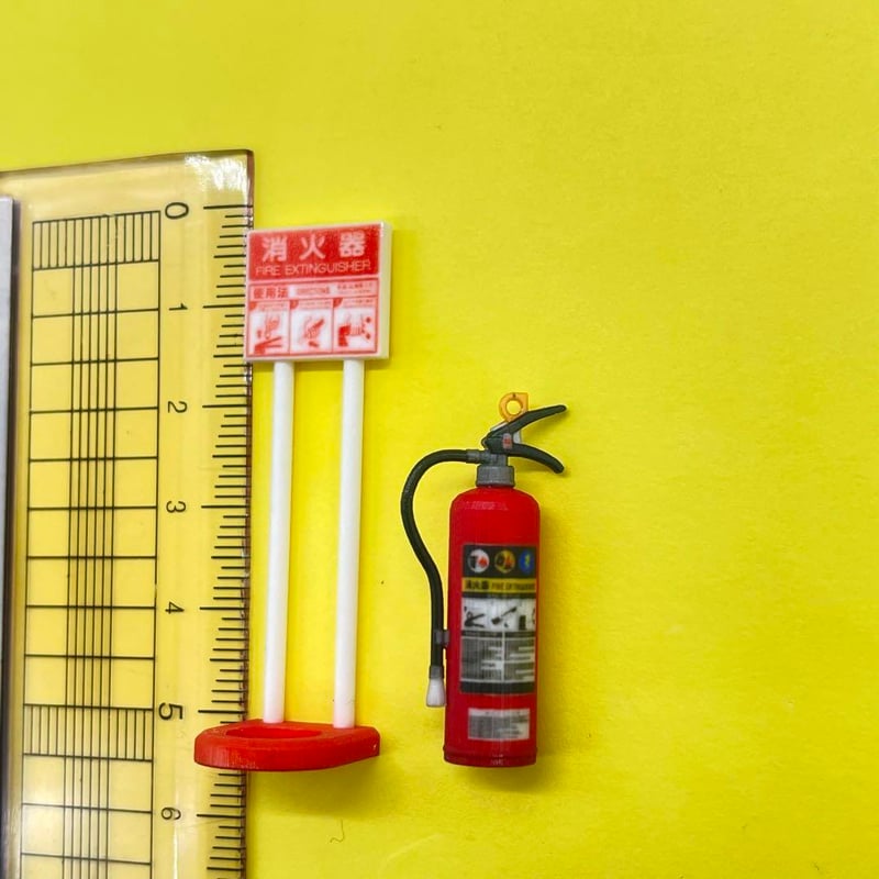 1/16 消火器とスタンド ミニチュア フィギュアに 1/64より大 ジオラマ