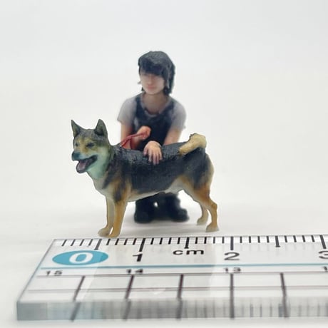 1/43 犬と女の子　フィギュア　ミニチュア　ジオラマに　ミニチュアイメージ　リアルフィギュア