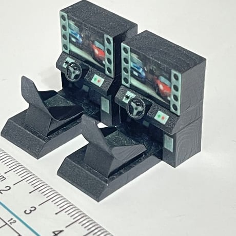 1/64 ミニチュア　ドライブゲーム機２個　ミニカーに　フィギュアに　トミカに
