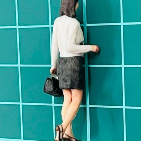 1/43 フィギュア　女性　完成品　リアルフィギュア　ミニチュア　ミニチュアイメージ　ミニカーに　ジオラマに　住宅模型に