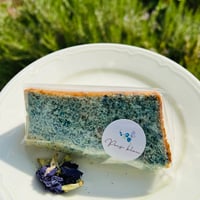 青いお花のシフォンケーキ  ココナッツ風味　小麦、乳製品、白砂糖、添加物、不使用です(洗双糖を使用しています）
