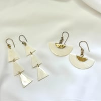 【再入荷】ケニア アップサイクル牛の骨・真鍮ピアス（ホワイト）