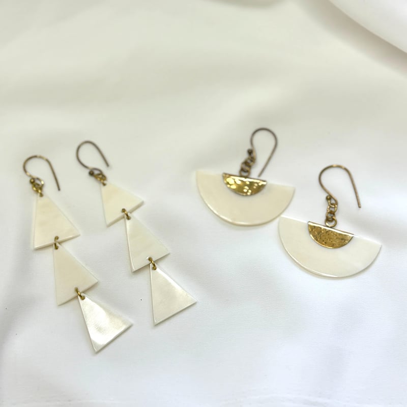 ケニア】アップサイクル牛の骨・真鍮ピアス（ホワイト） | MauWa Circle