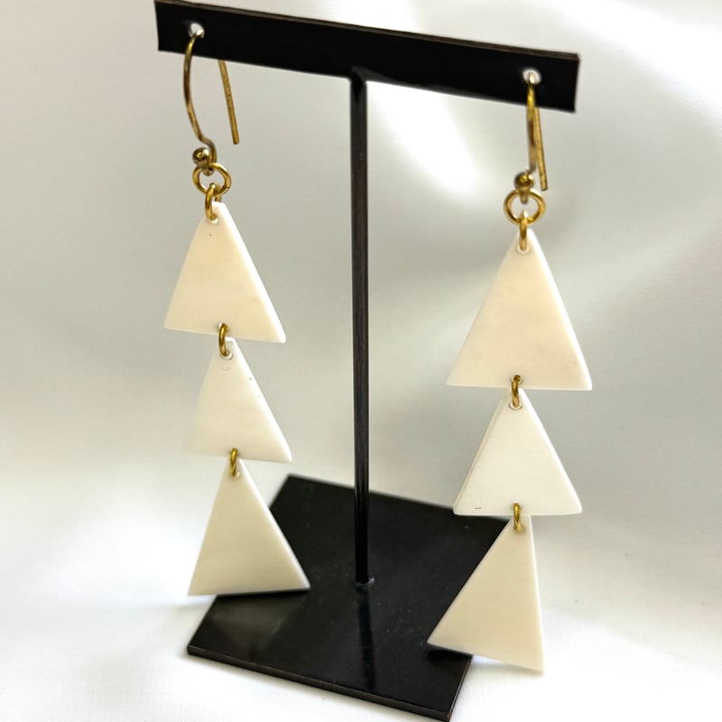 再入荷】ケニア アップサイクル牛の骨・真鍮ピアス（ホワイト