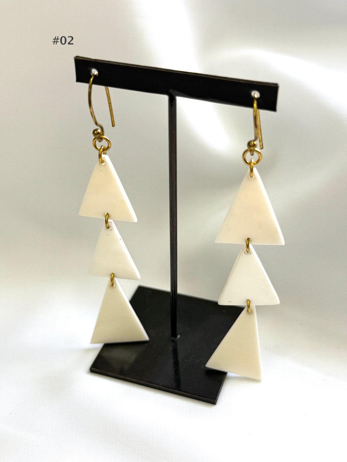 アフリカ　貝殻　黄銅　牛骨ワイヤーのピアス アフリカ 貝殻 黄銅 牛骨ワイヤーのピアス