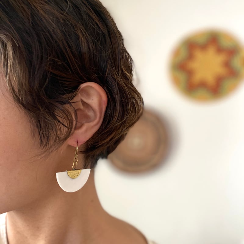 ケニア】アップサイクル牛の骨・真鍮ピアス（ホワイト） | MauWa Circle