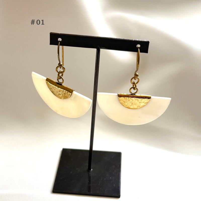 再入荷】ケニア アップサイクル牛の骨・真鍮ピアス（ホワイト