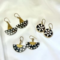 アフリカ　貝殻　黄銅　牛骨ワイヤーのピアス アフリカ 貝殻 黄銅 牛骨ワイヤーのピアス